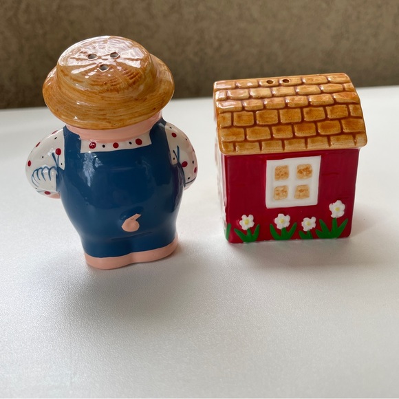 Farmer Pig & Barn Salt and Pepper Shaker - Picture 5 of 7